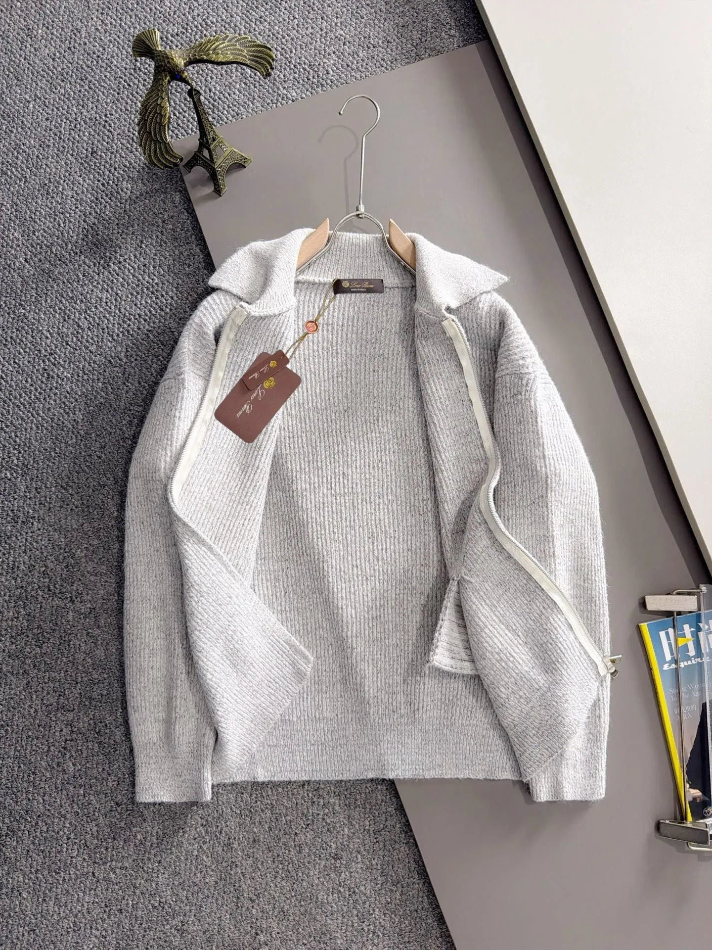 LP Loro Piana's 2026 autumn and winter latest sweater jackets from the official website are now on sale at the counter for Hot Sale! Specially made of wool blended fabric. It feels comfortable and can be directly in contact with the skin. The logo badge is exquisitely embroidered, which is extremely eye-catching! The details highlight the fashionable charm of big brands. Exquisite workmanship. Three-dimensional cutting style. The wearing effect is invincible and handsome! All three standards are complete! Sizes:M-3XL